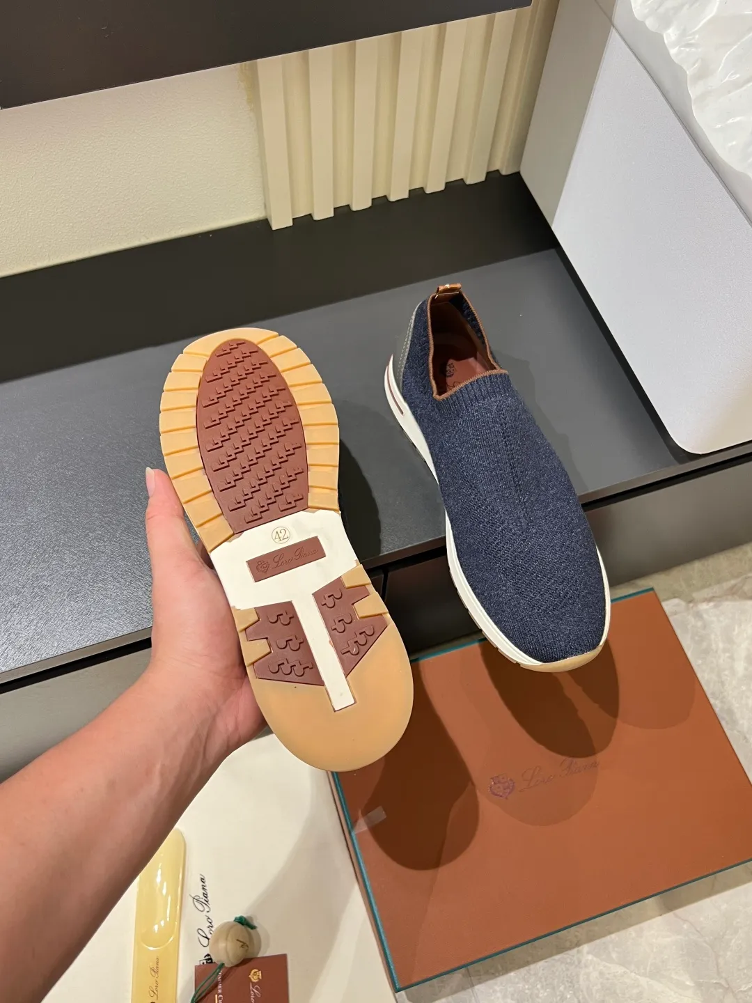 Men's Men's Shoes 💰p380 Loro Men's Shoes 💰piana/Noyo Piana 360 L Men's Shoes 💰p Flexy Walk Men's Sports Shoes These sports shoes are made of knitted wool uppers, and the heel is wrapped in smooth calf leather. Merino sheep are selected from Australia and New Zealand. The upper is machine-woven like a sweater, and then equipped with a white rubber outsole and a Kummel-colored sole. It is both beautiful and non-slip. The fabric is 100% cashmere and the insole is calf leather. It is super comfortable on the feet! Comes with full original packaging! Multiple colors available! Size: 38-44 (45 customized)